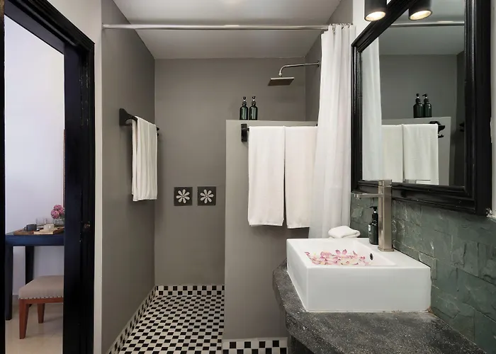 Hotel The Community - 4*